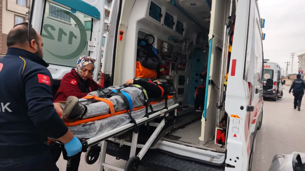 Alparslan Türkeş Bulvarı’nda Motosiklet Kazası: 2 Genç Yaralandı