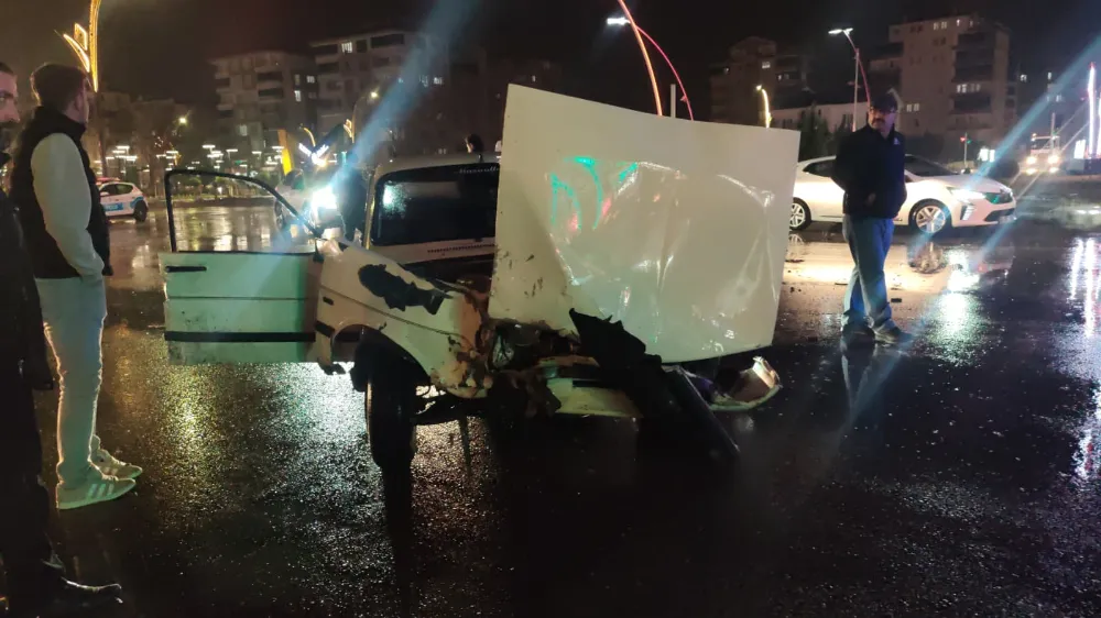 Aksaray’da Kavşakta Kaza: İki Otomobil Çarpıştı, 4 Kişi Yaralandı