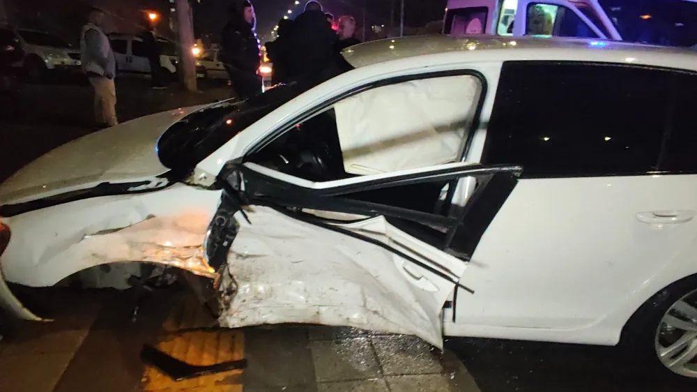 Kavşakta Feci Kaza: Otomobiller Çarpıştı, 1 Kişi Yaralandı