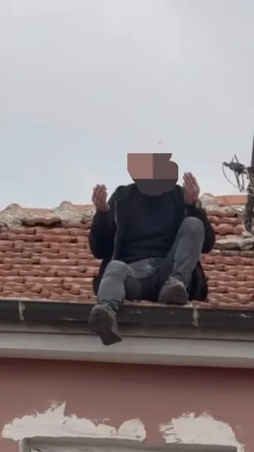Aksaray’da Çatıya Çıkarak İntihara Kalkışan Şahıs Polis Tarafından İkna Edildi