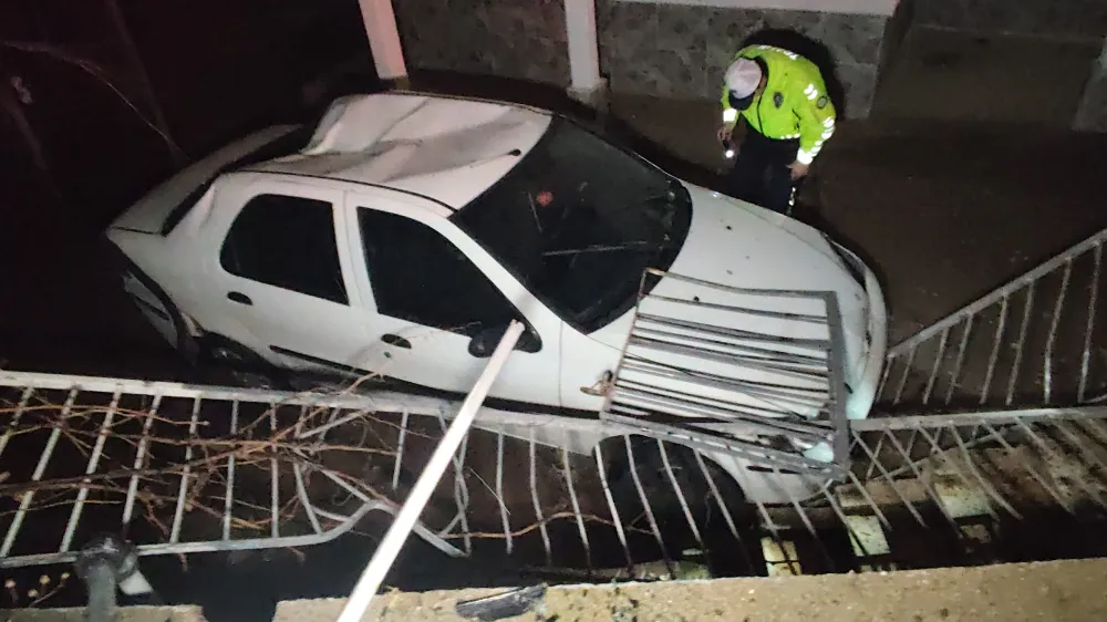 Aksaray’da Kontrolden Çıkan Otomobil Bina Bahçesine Girdi: Sürücü Kayıplara Karıştı