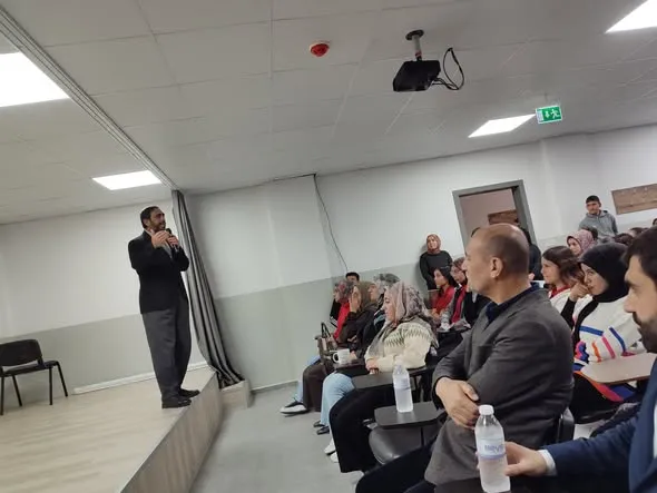 Eskil’de Kutlu Doğum Haftası Etkinliği: Müftü Böğet’ten Gençlere Anlamlı Konferans