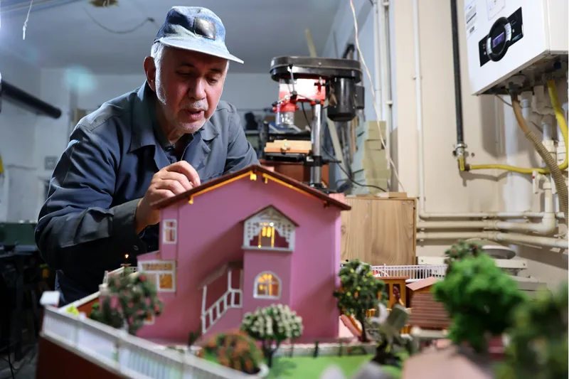 Emekli Öğretmen Atık Malzemelerden Sanat Eserleri Üretiyor