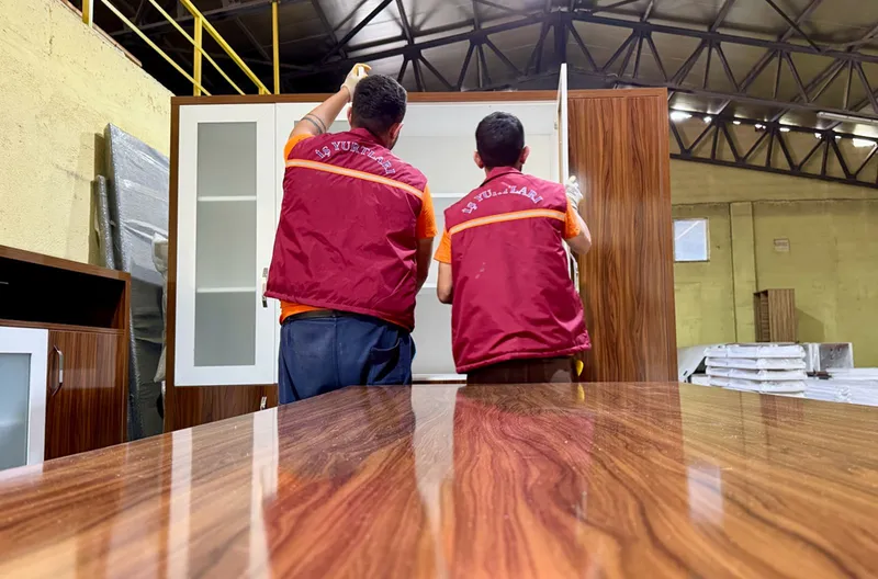 Hükümlüler Adliye Mobilyalarını Üretiyor