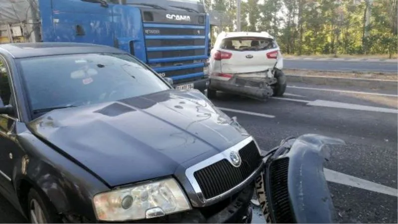 ÜÇ ARACIN KARIŞTIĞI KAZADA 1 KİŞİ YARALANDI