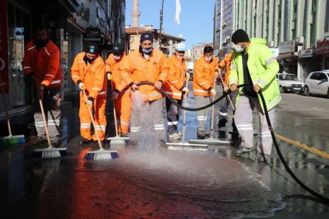 CADDE VE SOKAKLAR DÜZENLİ OLARAK TEMİZLENİYOR