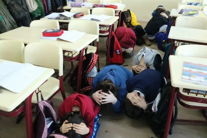 OKULLARDA EŞ ZAMANLI DEPREM TATBİKATI