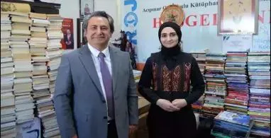 Deprem bölgesinde okullara kütüphane yapıyor