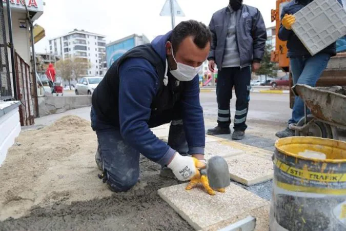 İLKBAHARIN GELİŞİ İLE BİRLİKTE KALDIRIM ÇALIŞMALARINA HIZ VERİLDİ