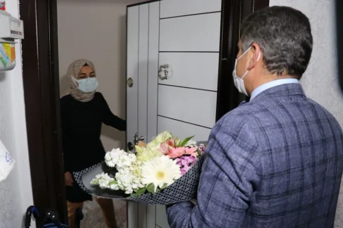 Vali Aydoğdu’dan unutulan öğretmene çiçekli doğum günü sürprizi
