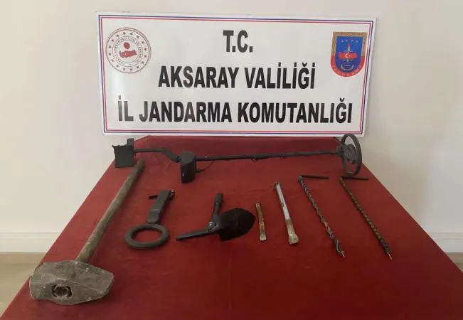 KAÇAK KAZI YAPILAN DEFİLECİLER YAKALANDI