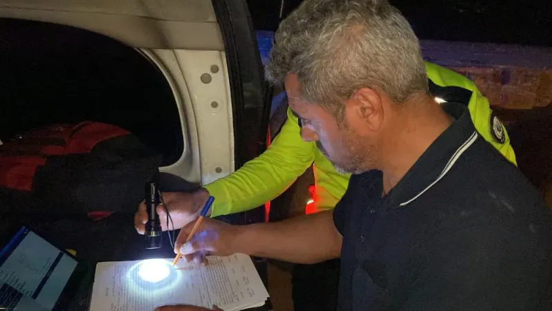 ÖNCE ALKOLLÜ KAZA YAPTI, SONRA HASTANEYE GÜLEREK GİTTİ