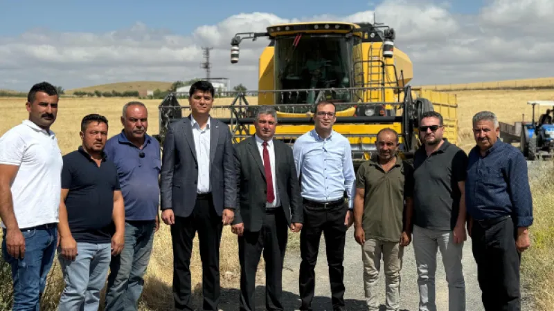 Çiftçilerin Yanında: Kaymakam Yetiş ve Başkan Akar’ın Hasat Ziyareti