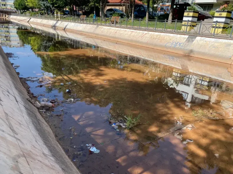 Aksaray’da Parkta Çamurlu Su ve Kötü Koku Şikayeti