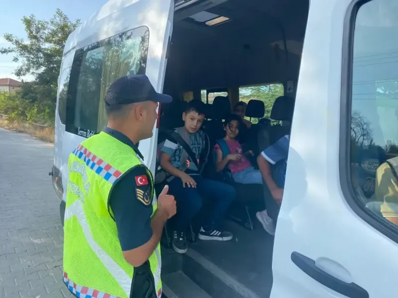 Jandarma Öğrenci Güvenliği İçin Okul Servislerini Denetliyor