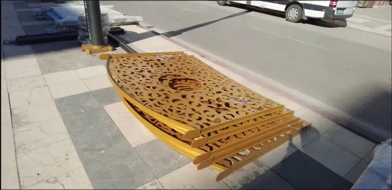 Yayaların Üst Geçide Yönlendirilmesini Sağlayacak Perforje Çalışmaları Gerçekleştiriliyor