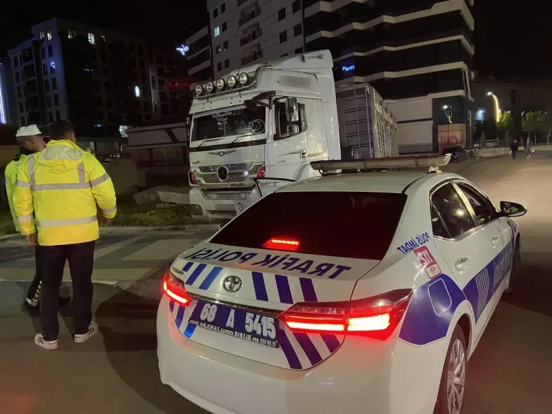 Cadde ve Sokaklardaki Tırlara Ceza Kesiliyor