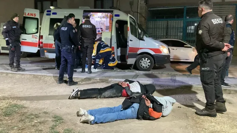 3 Kişi Bıçaklandı, Kaçan Şahıslar Kovalamacayla Yakalandı