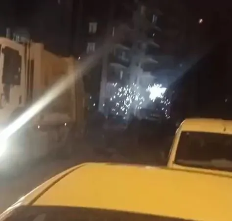 Elektrik Tellerindeki Şase Geceyi Önce Aydınlattı, Sonra da Zifiri Karanlığa Çevirdi