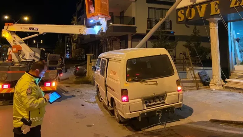 Minibüs Elektrik Direğine Çarptı: 3 Yaralı