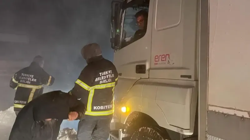 Kar Fırtınası Hayatı Felç Etti: Çok Sayıda Araç Yolda Mahsur Kaldı