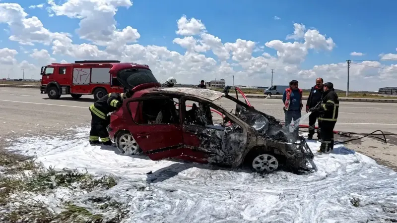 Yanan Otomobil Küle Döndü