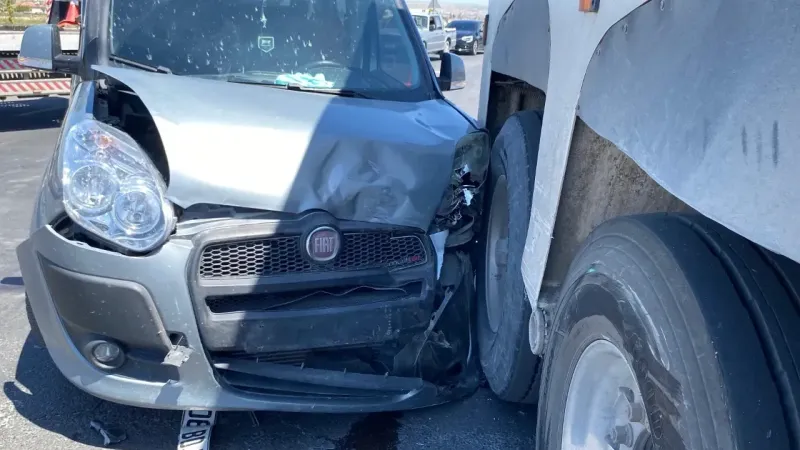 Tır Hafif Ticari Araçla Çarpıştı: 1 Hafif Yaralı