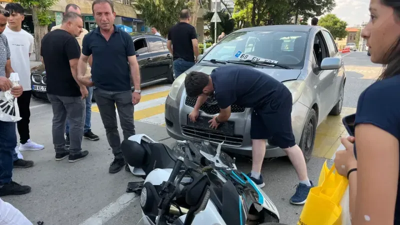 Aksaray’da Otomobil ile Elektrikli Bisiklet Çarpıştı: Trafik Kazası Maddi Hasarla Atlatıldı