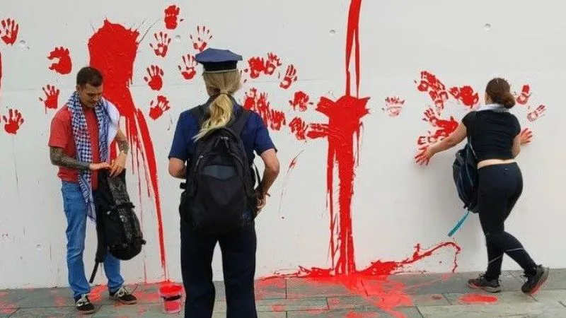 Berlin’de Filistin Eylemi: Başbakanlık Binası Kırmızıya Boyandı