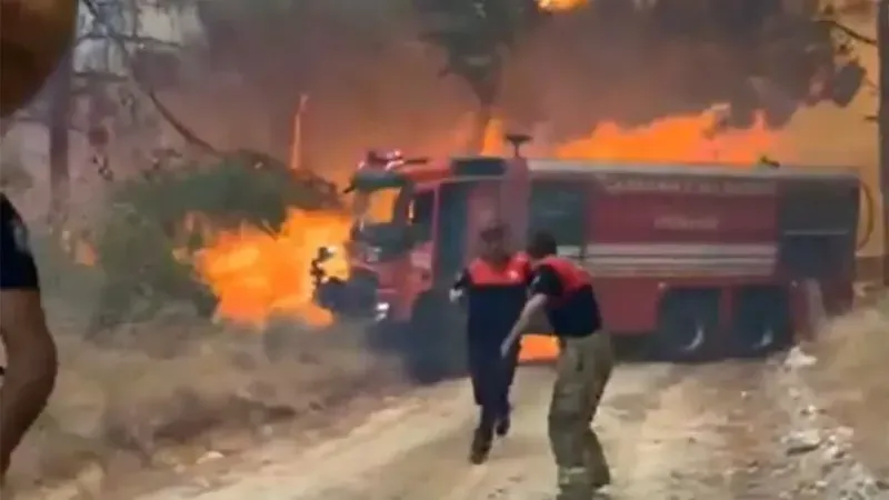Çanakkale’de Yangın Esnasında İtfaiye Aracı Yandı: Ekipler Son Anda Kurtuldu