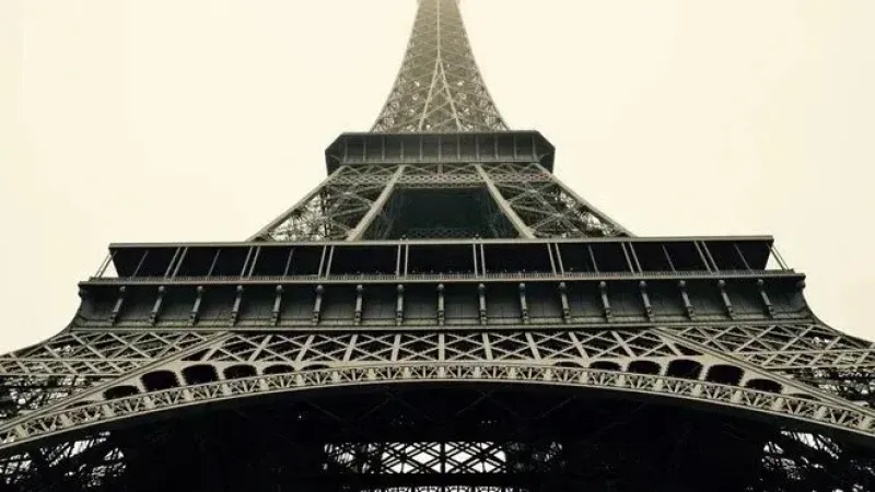 Eyfel Kulesi Yaz Aylarında 15 Santimetre Uzuyor