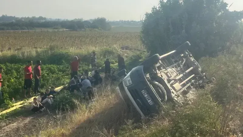 Hatay’da Tarlaya Devrilen Servis Minibüsü: 8’i Çocuk 13 Yaralı
