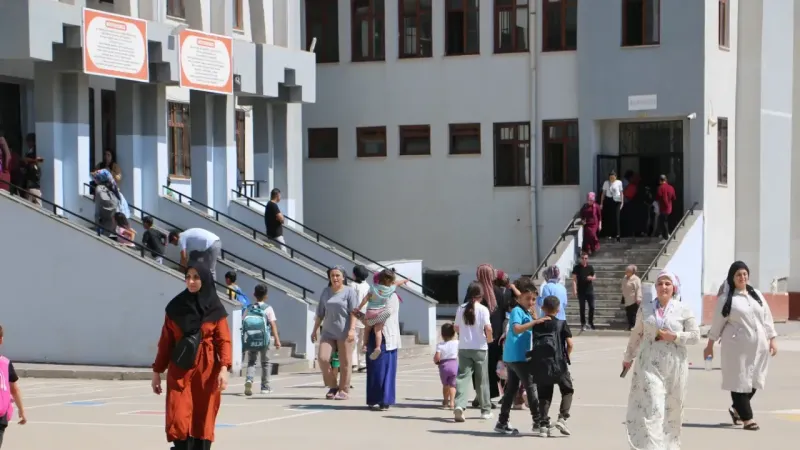 Diyarbakır’da Okul Krizi: Ağır Hasarlı Okul Yıkılıyor, Öğrenciler Son Anda Başka Okula Yönlendirildi