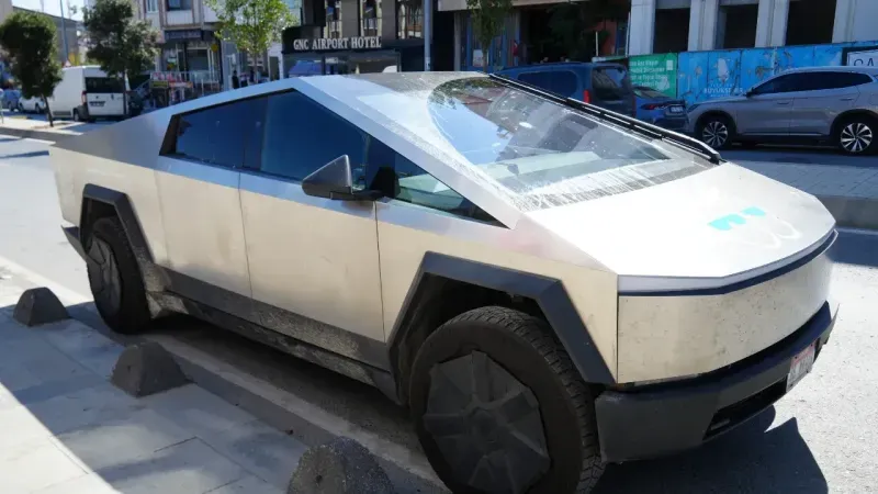 Tesla Cybertruck ile Dünya Turu Yapan Gezginler Türkiye’de: İlk Durak Arnavutköy