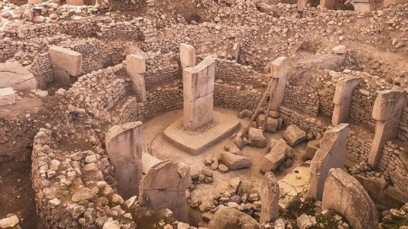 Göbeklitepe’de Tarihi Keşif: Yan Yatmış İnsan Heykeli Gün Yüzüne Çıkarıldı