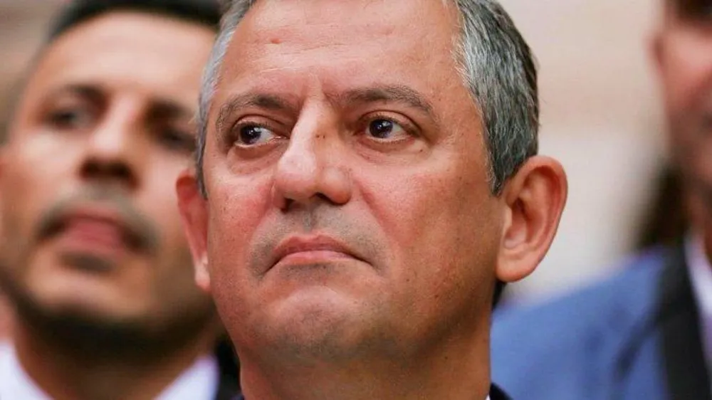 Özgür Özel, Tüm Oyları Alarak Yeniden CHP Genel Başkanı Seçildi