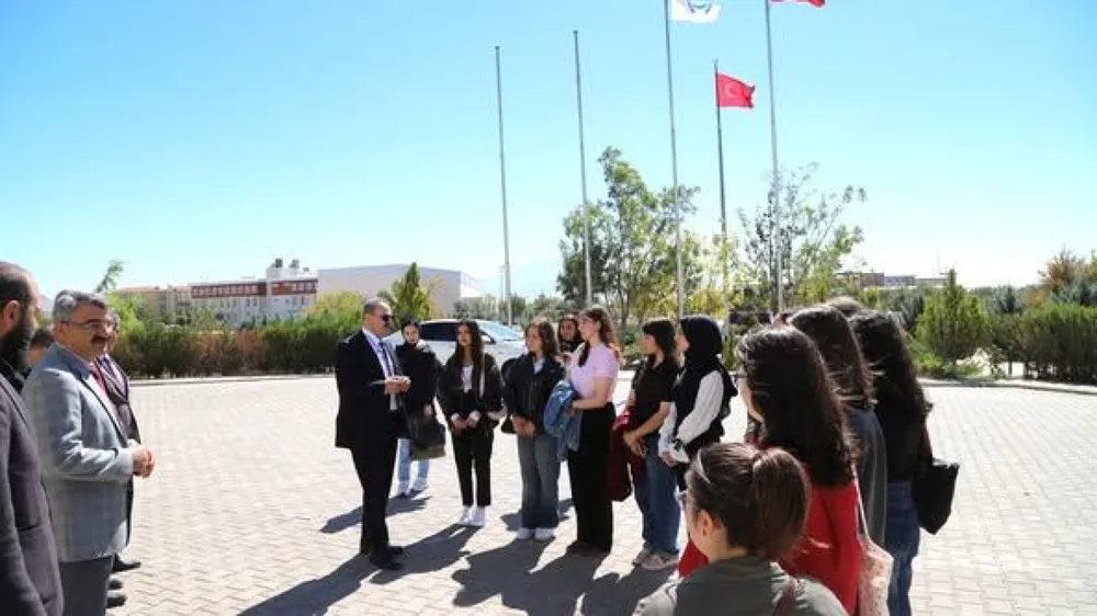 Aksaray Üniversitesi Rektörü Arıbaş Öğrencilerle Bir Araya Geldi