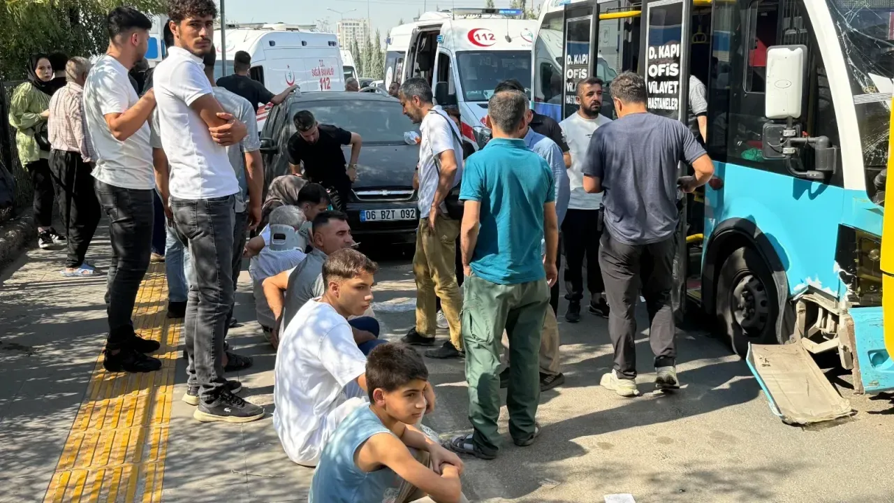 Diyarbakır’da Freni Patlayan Halk Otobüsü Durağa Çarptı: Çok Sayıda Yaralı Var