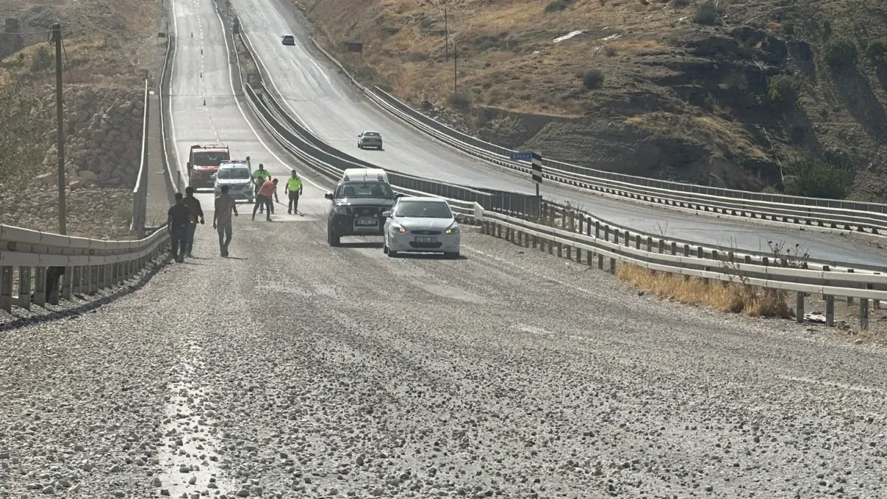 Adıyaman’da Karayoluna Dökülen Mıcır Kazaya Yol Açtı