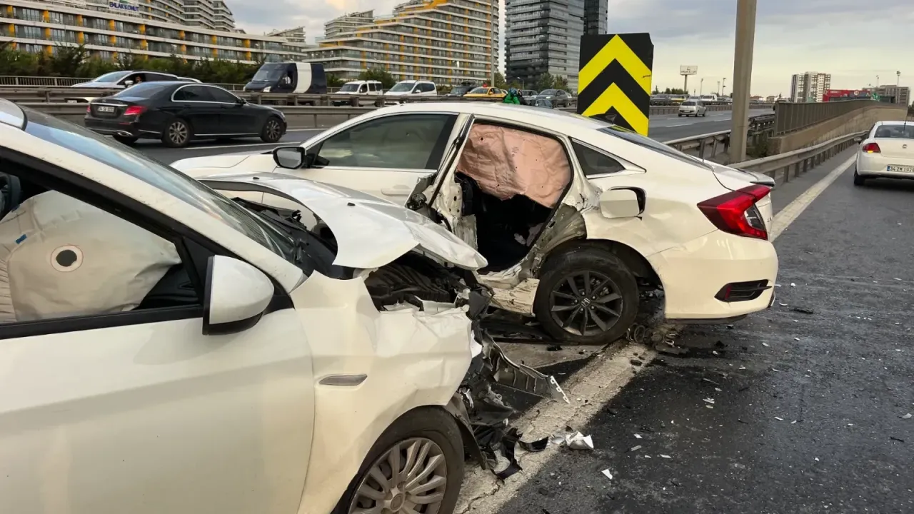 Bağcılar TEM Otoyolu’nda Kaza: 4 Kişi Yaralandı
