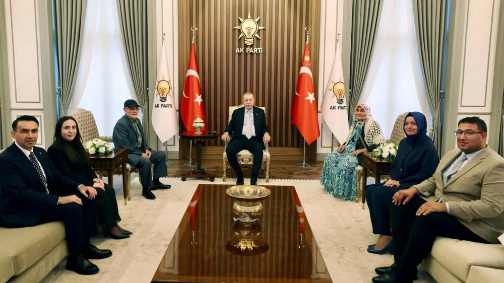 Cumhurbaşkanı Erdoğan, Mersinli Şehit Ailesini AK Parti Genel Merkezinde Ağırladı