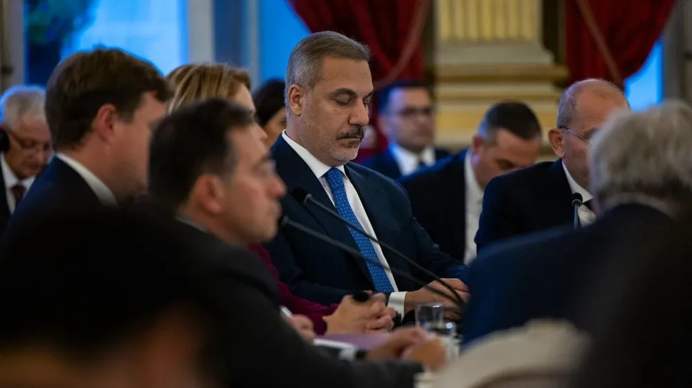 Dışişleri Bakanı Hakan Fidan, Fransa’da ABD Barış Planı toplantısına katıldı
