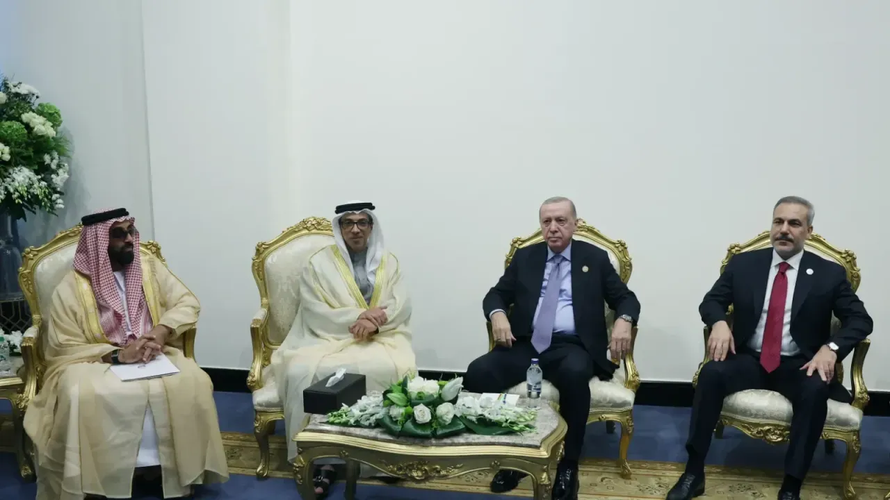 Cumhurbaşkanı Erdoğan, Barış Zirvesi Öncesi BAE Devlet Başkan Yardımcısı Al Nahyan ile Görüştü