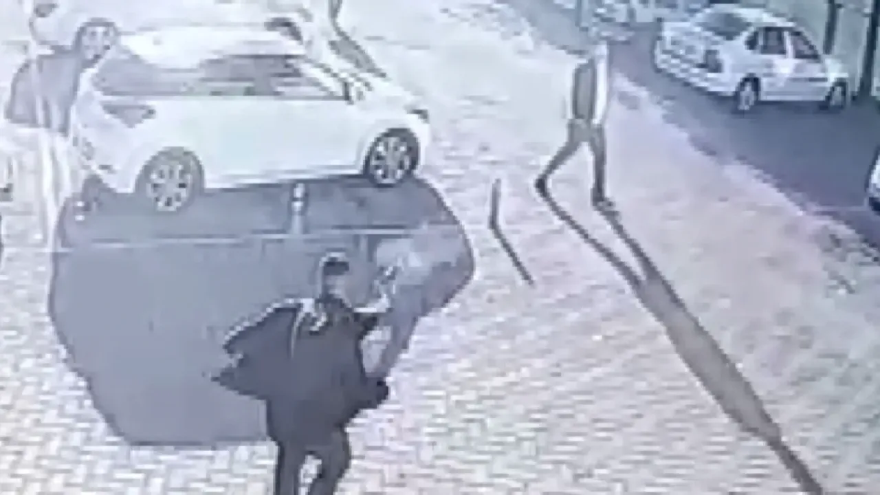 Tetikçinin otobüs firması sahibine silahlı saldırısı kamerada