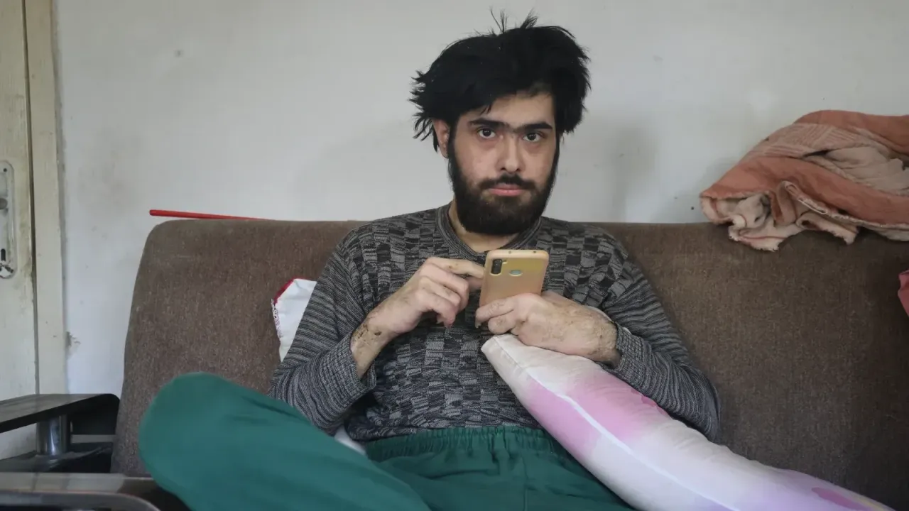 Telefon ve Bilgisayar Bağımlısı Genç, 3 Yıldır Evden Dışarı Çıkmadı