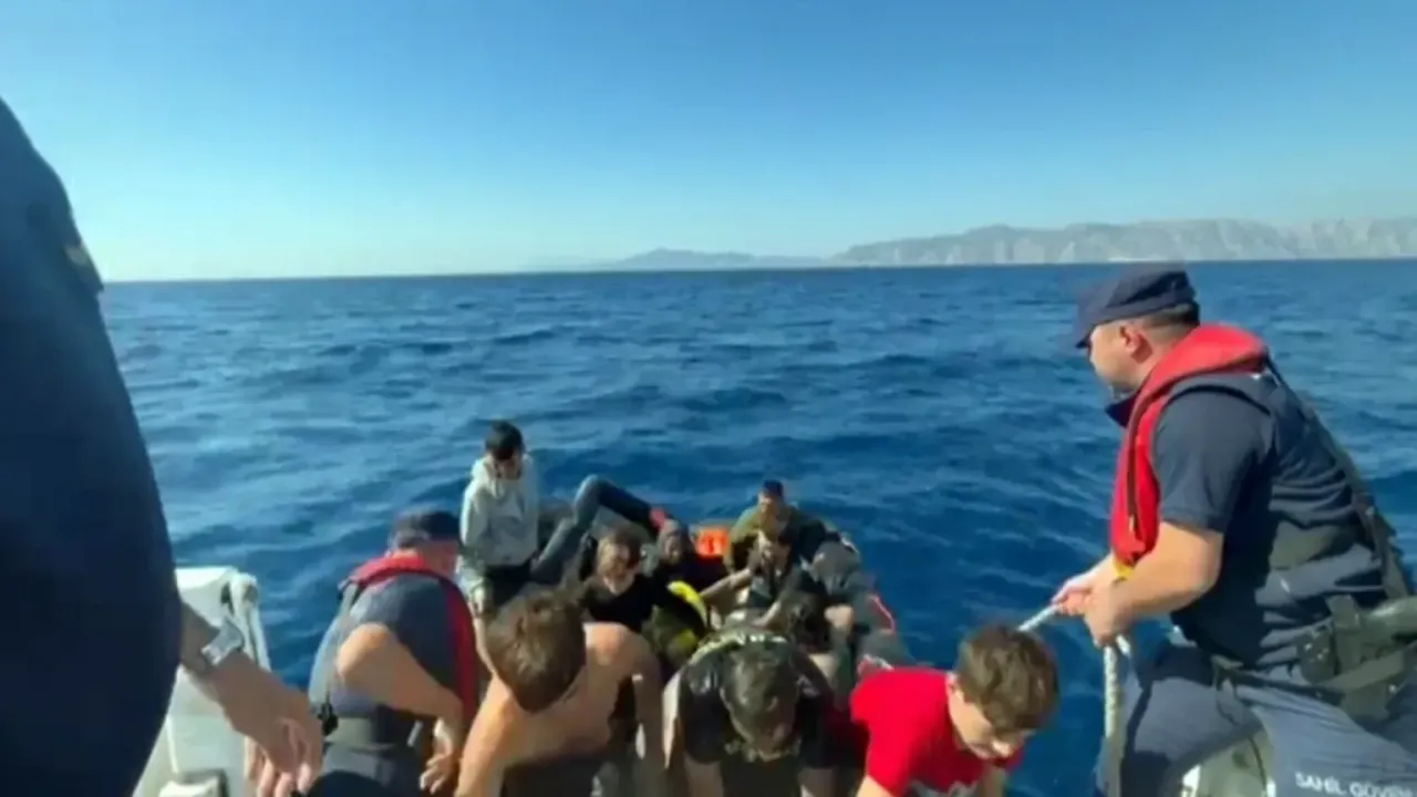 Yunanistan’ın geri ittiği 5’i çocuk 22 düzensiz göçmen Muğla açıklarında kurtarıldı