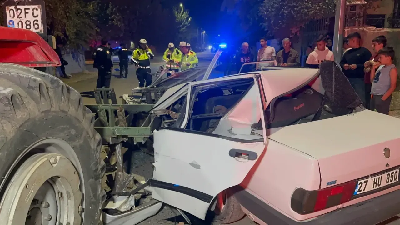 Adıyaman’da Traktör Pulluğu Otomobili Parçaladı: 1 Ağır Yaralı