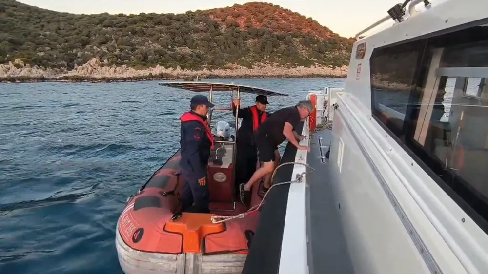 Antalya’da Kayalıklarda Mahsur Kalan Alman Turist Kurtarıldı