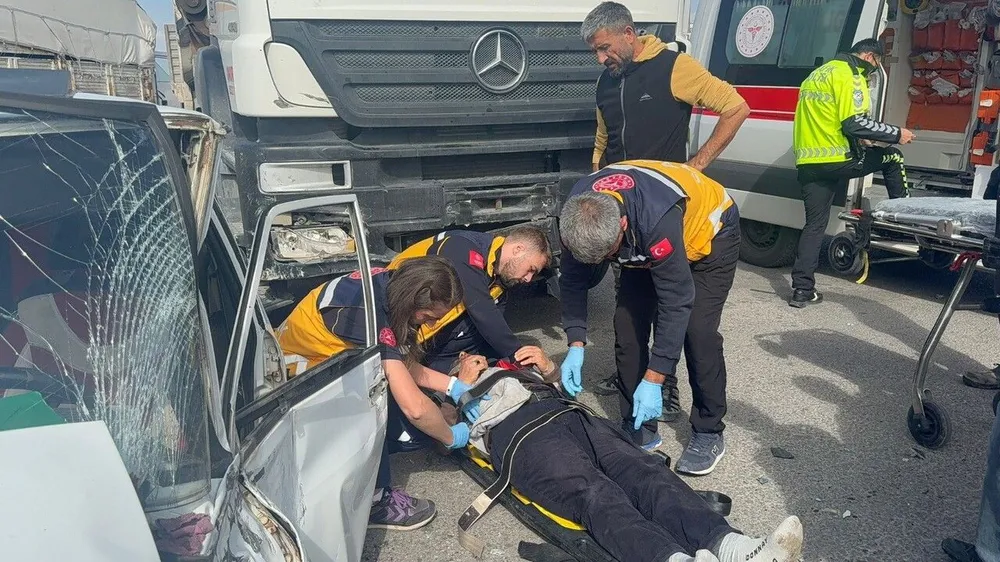 Aksaray’da Otomobil ile Tır Çarpıştı: Sürücü Ağır Yaralandı