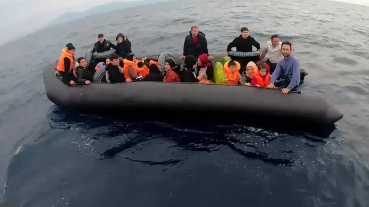 İzmir Açıklarında 52 Düzensiz Göçmen ve 1 Kaçakçılık Şüphelisi Yakalandı